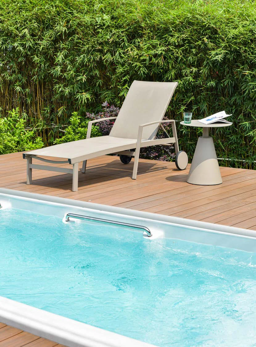 Wheeled outdoor lounger · N9031