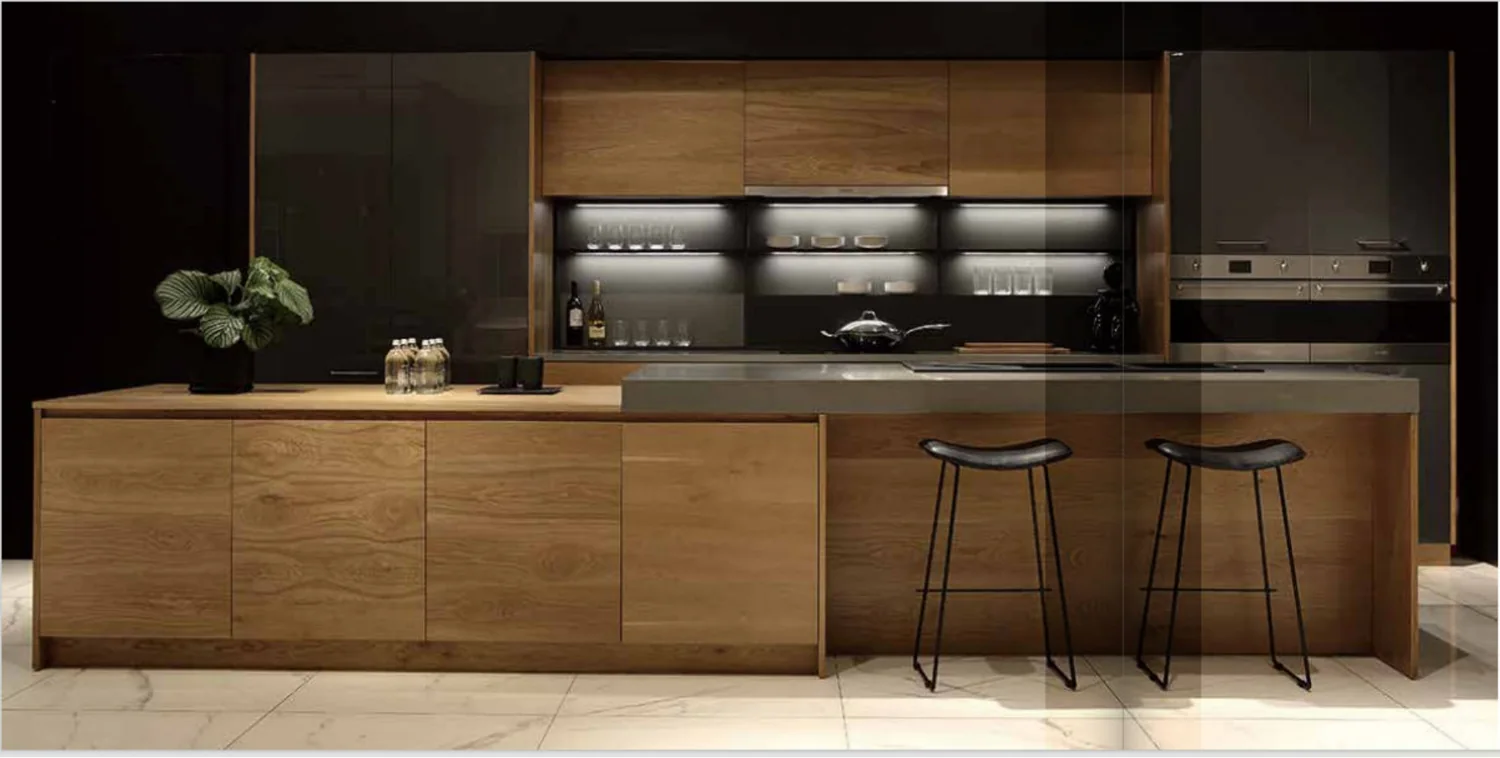 Layered wood-look kitchen from the source catalogue