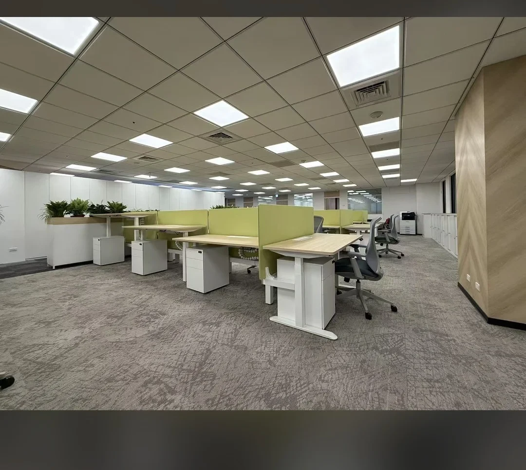 Whole-floor office furniture — one container, all-inclusive, to Australia: sit-stand workstations, planter cabinets, meeting tables, booths (caption translated from the original overlay)