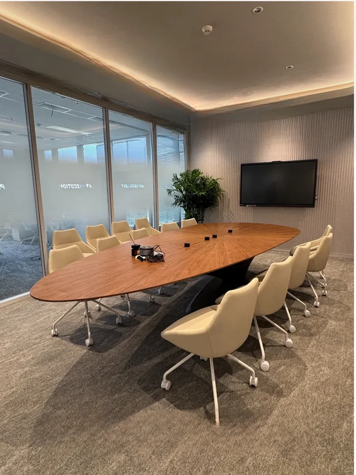 Office furniture delivered worldwide — one-stop office furniture export (caption translated from the original overlay)
