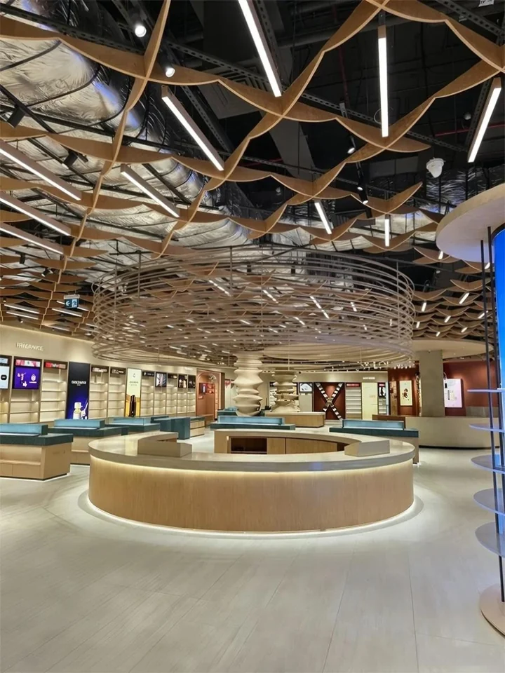 Dubai, UAE · beauty retail, view 06